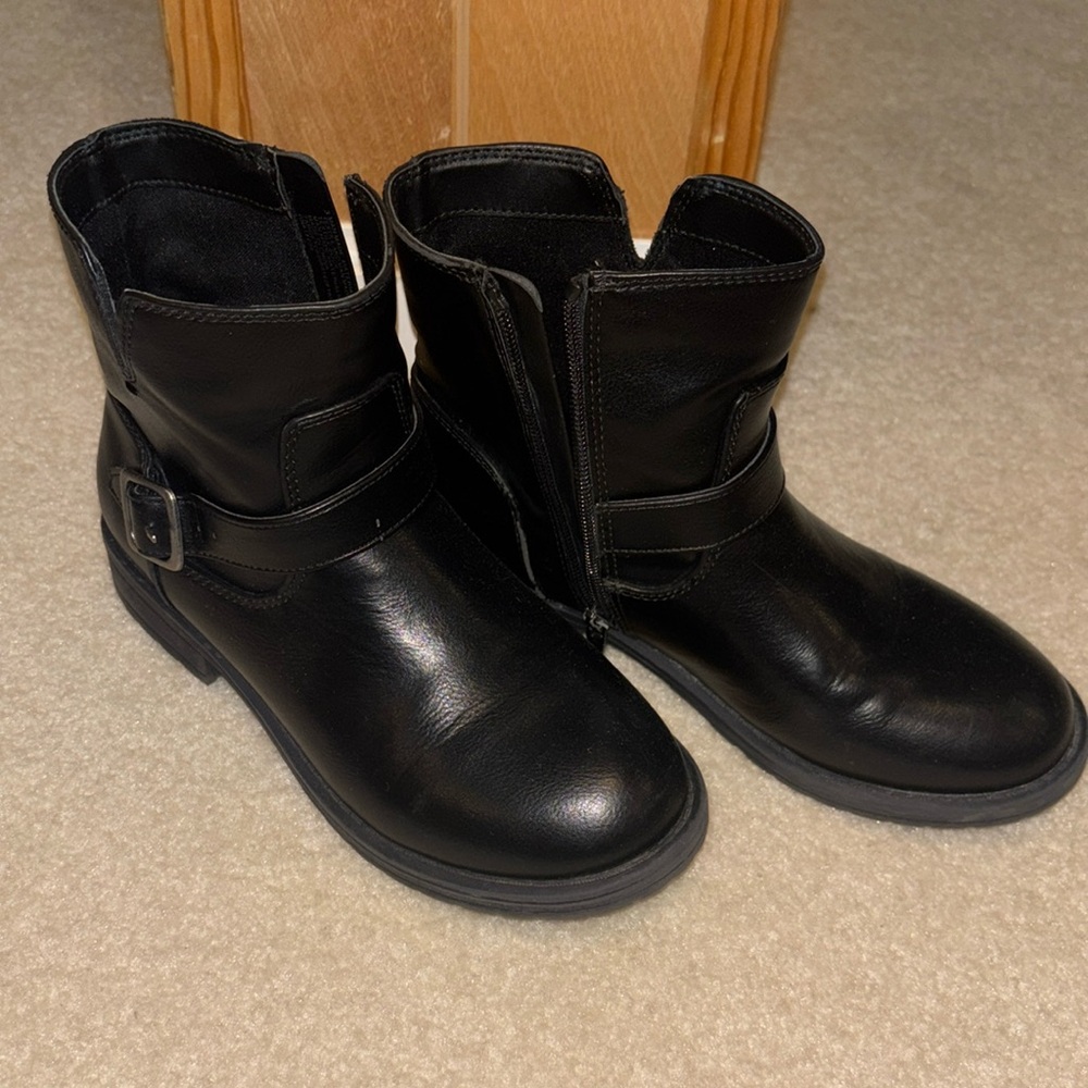 Girl’s black Cat and Jack size 3 boot - like new!